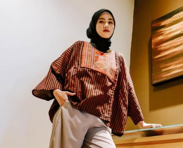 Hijab dengan motif batik modern yang unik